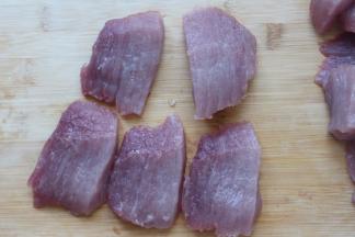 把猪肉去筋膜，顺着肉的纹理切块，大点的