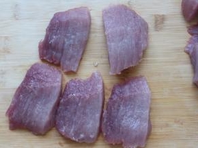 把猪肉去筋膜，顺着肉的纹理切块，大点的