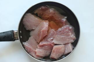 再冲洗干净，放到锅里再放凉水，再加点料酒先煮下去血水