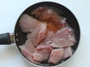 再冲洗干净，放到锅里再放凉水，再加点料酒先煮下去血水