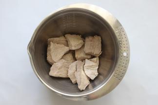 待自然放气之后开盖倒出把汤水沥干就行，然后放在打蛋盆里面