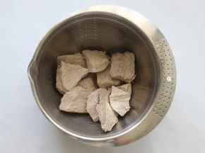 待自然放气之后开盖倒出把汤水沥干就行，然后放在打蛋盆里面