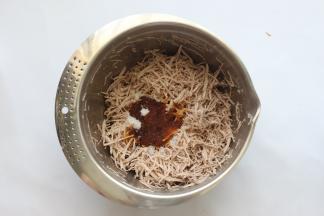 用电动打蛋器低速打，将猪肉打散打成松绒状态，再加入称好的调味料