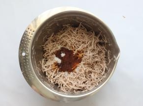 用电动打蛋器低速打，将猪肉打散打成松绒状态，再加入称好的调味料