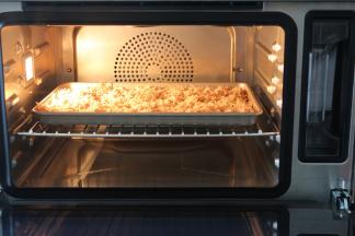 打好的肉松放到烤盘里面，要铺平整理好，ACA蒸汽烤箱，先预热，功能调到热风对流，180度10分钟，再入肉松放预热好的烤箱里去烤，180度15分钟，中途要拿出来翻面