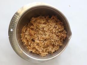倒入打蛋盆里面