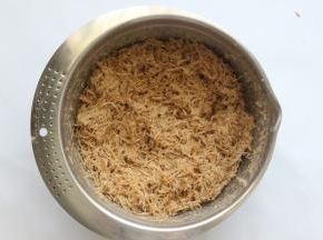 用电动打蛋器低速打搅打至蓬松即可