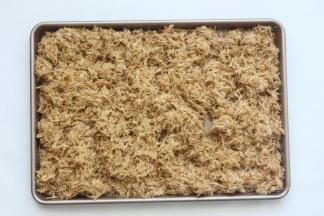 打好的肉松再一次放在烤箱里烤，180度15分钟，中途每5分钟拿出来翻面一次，至到时间完全烤完后看看肉松的干湿状态，如果还有点湿就再加5分钟烤