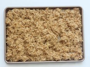 打好的肉松再一次放在烤箱里烤，180度15分钟，中途每5分钟拿出来翻面一次，至到时间完全烤完后看看肉松的干湿状态，如果还有点湿就再加5分钟烤