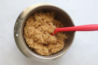 烘烤好的肉松，再利用电动打蛋器低速搅打
