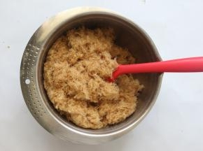 烘烤好的肉松，再利用电动打蛋器低速搅打