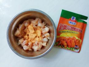 鸡胸肉用刀背儿拍松，切成不到一厘米的小粒，用烤翅调料拌匀味上。
