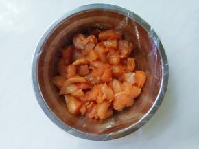 拌上玉米油，盖上保鲜膜，放入冰箱冷藏2小时。中途取出鸡肉，用筷子反复再翻拌以便入味。