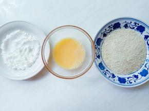 鸡蛋打撒，准备玉米淀粉、面包糠。