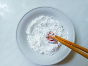 腌制好的鸡肉粒先裹淀粉。