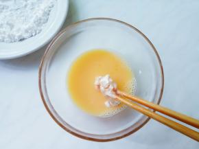抖掉浮粉，在蛋液里蘸汁。