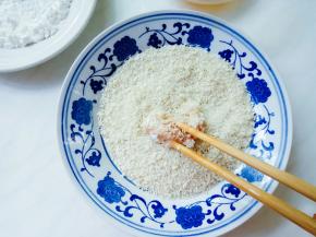 再裹上面包糠。