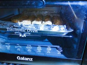 送入烤箱，中层，上下火，200度预热后，20分钟即可。