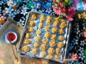 烤箱版的鸡米花口感，肯定不会像油炸的咬一口冒油的，吃着不会有负罪感。里面肉有一点嚼劲，外面酥酥的。