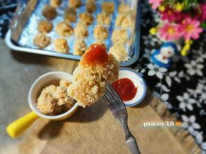 鸡米花再蘸着番茄沙司，酸甜可口，来一块儿吧！