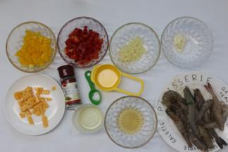 准备好所有的材料，洗净的红椒，黄椒切成小粒块，芝士片切成丝