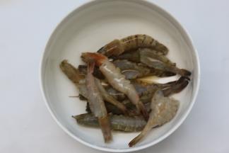 大虾洗干净后，去虾须虾线，再后背开刀拍平，然后放到大碗里，加入料酒，腌制10分钟