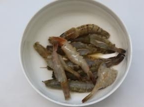大虾洗干净后，去虾须虾线，再后背开刀拍平，然后放到大碗里，加入料酒，腌制10分钟