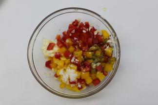 取一个碗，将红椒，黄椒，蒜末，罗勒碎，沙拉酱，盐，橄榄油