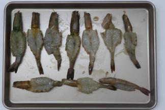 烤盘先刷一层薄油，腌制好的大虾平铺在烤盘上