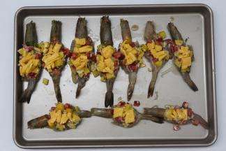 然后再把调制好后的酱料平均的铺在虾肉上，再撒上芝士丝