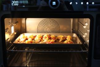 先把ACA蒸汽烤箱预热，先调选发蒸烤功能程序，200度10分钟，