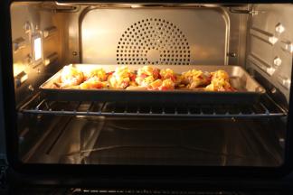 预热好烤箱后，把虾放在ACA蒸汽烤箱中层，200度15分钟烤到全熟即可