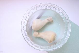 提前准备好冷水，鸡腿取出放冷水里浸泡5分钟左右（这样做出来的皮更Q）
