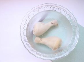 提前准备好冷水，鸡腿取出放冷水里浸泡5分钟左右（这样做出来的皮更Q）