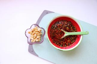 加4汤匙煮鸡腿的汤汁和花生碎