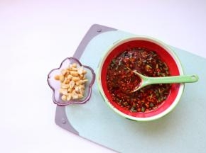 加4汤匙煮鸡腿的汤汁和花生碎