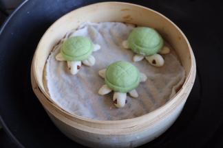 冷水上锅中火蒸8-10分钟继续焖3-5分钟再揭开锅盖