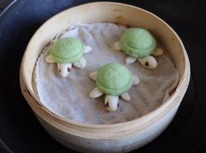 冷水上锅中火蒸8-10分钟继续焖3-5分钟再揭开锅盖