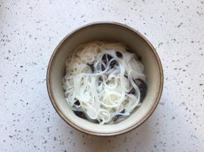 将米粉和木耳盛到大碗中