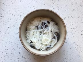 将米粉和木耳盛到大碗中