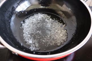 另起锅放油烧热冰糖拍碎放进去翻炒