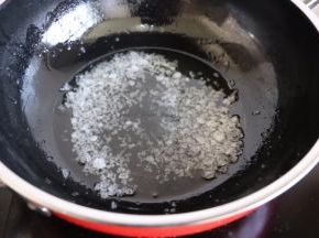 另起锅放油烧热冰糖拍碎放进去翻炒