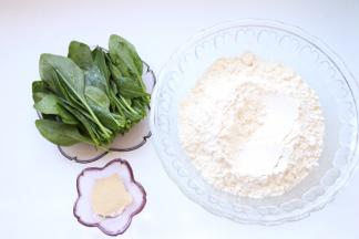绿色面团，食材准备：中筋面粉、酵母、菠菜一把
