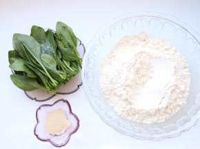 绿色面团，食材准备：中筋面粉、酵母、菠菜一把