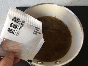 锅中加500毫升水，将汤料包和酸辣椒一起倒入锅中煮开