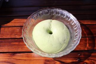 发酵至1.5-2倍大，手指戳一个洞不回缩即可，排尽空气，面团切末几乎无孔哦！