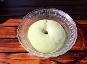 发酵至1.5-2倍大，手指戳一个洞不回缩即可，排尽空气，面团切末几乎无孔哦！