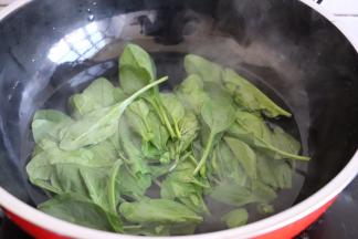 菠菜在开水中烫30S捞出
