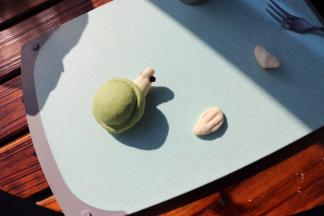 分别取四个白色的水滴状小面团，压扁用刀叉压出痕迹，放乌龟的壳下面做乌龟的脚