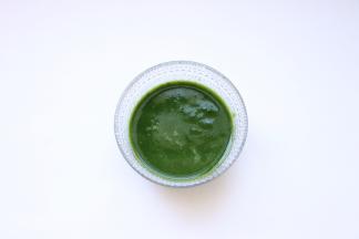 烫过的菠菜加温水打成泥状